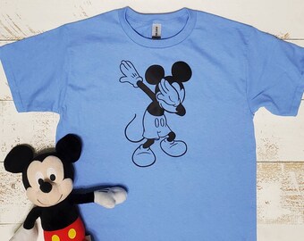 Peut inclure: Un t-shirt bleu clair avec une image en noir et blanc de Mickey Mouse faisant le dab.