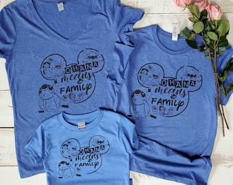 Peut inclure: Trois t-shirts bleus avec un motif de tête de Mickey Mouse noir. Le motif comprend le texte "Ohana means family" et des images de Stitch et d'autres personnages du film Disney Lilo & Stitch.