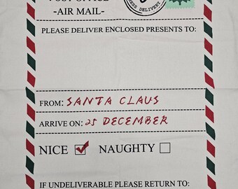 Peut inclure: Une enveloppe de Noël blanche à rayures rouges et vertes. L'enveloppe porte un timbre de la poste du pôle Nord avec un renne et le texte "North Pole Express Delivery". L'enveloppe comporte une section pour le nom et l'adresse du destinataire, une section pour le nom et l'adresse de l'expéditeur et une section pour la date d'arrivée. L'enveloppe comporte également une section pour que le destinataire indique s'il a été sage ou espiègle. L'enveloppe porte le texte "Si non livrable, veuillez retourner à : Père Noël, Pôle Nord".