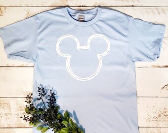 Peut inclure: Un t-shirt bleu clair avec un contour blanc de la tête de Mickey Mouse.