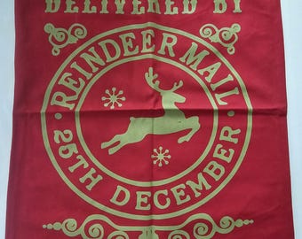 Peut inclure: Sac cadeau de Noël rouge avec texte doré « DELIVRÉ PAR REINDEER MAIL 25 DÉCEMBRE ». Le sac présente une silhouette de renne et des flocons de neige. Il possède une fermeture à cordon.