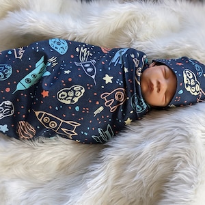 Outer Space Babydecke + passendes At oder Stirnband in Navy Blau, LG Stretch, Planet Swaddle, Mond Stern Newborn