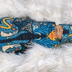 Drache Baby Swaddle Wrap in wunderlichen Jackalopes Schlangen & Motten Dehnbare beruhigende Säuglings-Wrap + Hut oder Stirnband Fantasie Mythologie