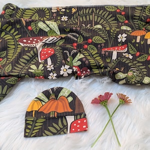 Neugeborenen Pilz Geschenk Set, dehnbar zum Pucken + Mütze oder Stirnband, Versteckte Feen Pilze & Farne, Waldkinderzimmer, Skandinavisch, Erdiger Ton