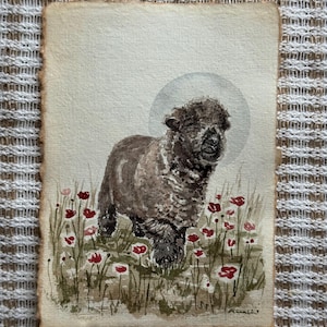 以下が含まれることがあります： 赤と白の花が咲く野原に立つ茶色の羊の絵。羊の頭の後ろには薄い灰色の光輪があります。このアートワークは、粗く破れた縁のある紙に描かれています。