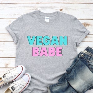 Vegan Babe, Camisa vegana, Chica vegana, Corre con verduras, Regalo para veganos, Camisa WFPB, Camiseta a base de plantas, Linda camisa vegana, Im vegana, Vida vegana