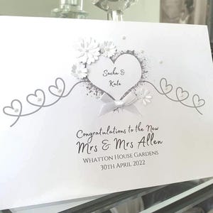 Witte trouwkaart, trouwkaart voor mevrouw en mevrouw, trouwdagkaart, gepersonaliseerde trouwkaart met naam en locatie, trouwkaart met witte bloemenhart
