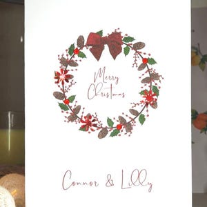 Tarjeta de corona navideña roja, tarjeta de corona navideña con nombres personalizados, corona navideña, tarjeta de feliz navidad, tarjeta de navidad con nombres de amigos,