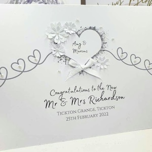 Witte trouwkaart, trouwdagkaart, gepersonaliseerde trouwkaart met naam en locatie, naar de nieuwe heer en mevrouw, trouwkaart met witte bloemenhart