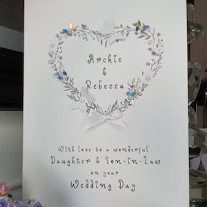 娘と義理の息子のパーソナライズされた結婚式の日カード、蝶のハートの結婚式のカード、新郎新婦のカード、新しい夫婦のカード