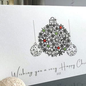 Tarjeta con adornos navideños de diseño, tarjeta con adornos navideños, tarjeta de feliz navidad, tarjeta de feliz navidad, tarjeta de navidad, navidad con destellos verdes y rojos