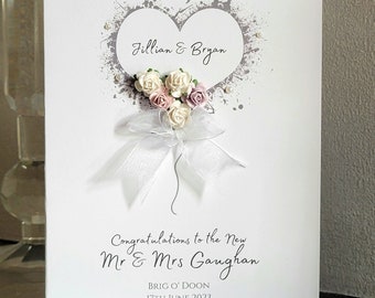 Witte trouwkaart, trouwdagkaart, gepersonaliseerde naam en locatie trouwkaart, naar de nieuwe heer en mevrouw kaart, witte bloem hart trouwkaart
