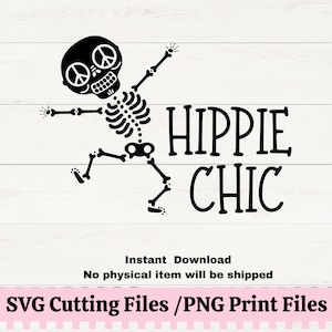 Peut inclure: Conception numérique en noir et blanc représentant un squelette avec un signe de paix sur la tête dansant avec le texte "HIPPIE CHIC".
