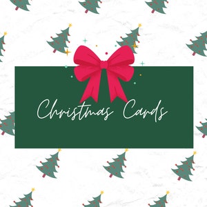 Könnte beinhalten: Ein grünes Rechteck mit dem Text "Christmas Cards" in weißer Schrift. Ein rotes Band mit weißen Punkten befindet sich oben auf dem Rechteck. Der Hintergrund ist weiß mit einem Muster aus grünen Weihnachtsbäumen.
