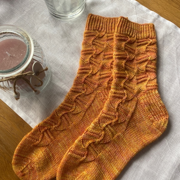 Handgestrickte Socken in gelb-orange Größe 38/39