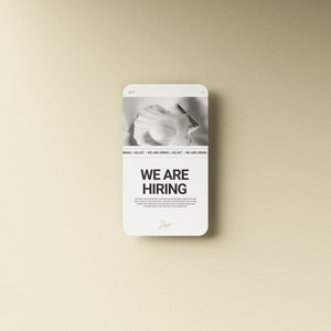Pode incluir: Um cart&atilde;o retangular branco com cantos arredondados contra um fundo bege. O cart&atilde;o apresenta uma imagem em preto e branco na parte superior e as palavras "WE ARE HIRING" em texto grande e em negrito. Texto menor e uma assinatura est&atilde;o abaixo.