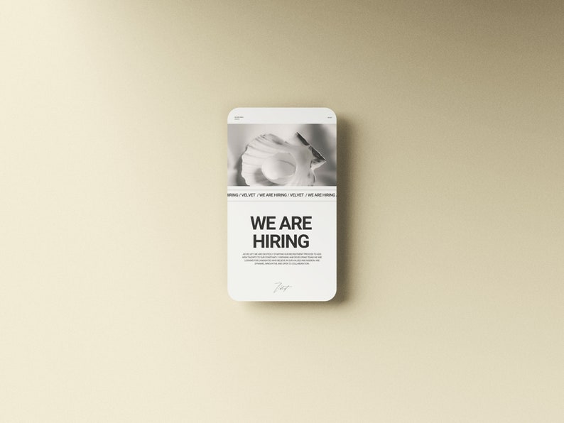 Pode incluir: Um cart&atilde;o retangular branco com cantos arredondados contra um fundo bege. O cart&atilde;o apresenta uma imagem em preto e branco na parte superior e as palavras "WE ARE HIRING" em texto grande e em negrito. Texto menor e uma assinatura est&atilde;o abaixo.