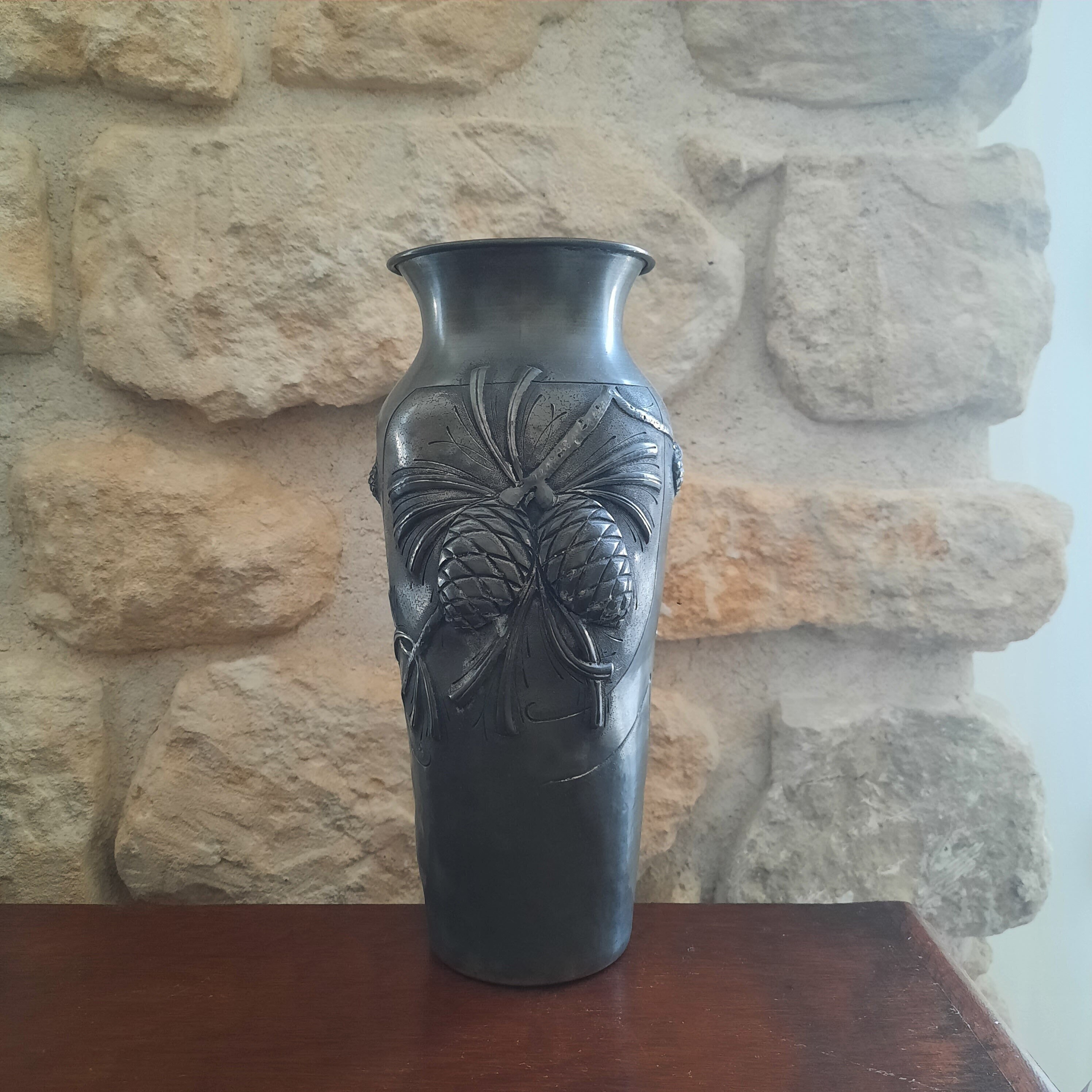 Vase en Étain Aux Pommes de Pin, F. Cortesi, Début Du Xxe Siècle.