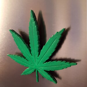 Imán de hoja de marihuana que brilla en la oscuridad