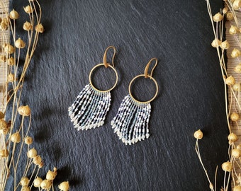 Boucles d'oreilles à franges faites à la main "Elowen" avec motif blanc et bleu, boucles d'oreilles tissées avec perles de verre tchèques