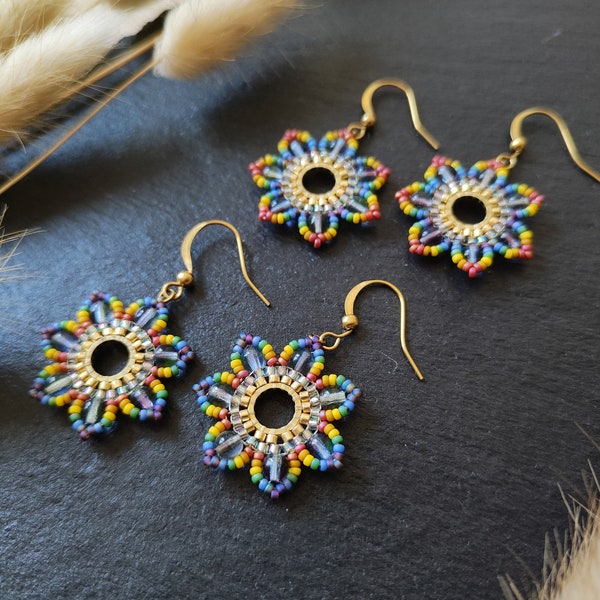 Kleine handgemachte Ohrringe "Girasol" in LGBTQ+ floralem Design mit schillernden tschechischen Glasperlen, Blumen Ohrringe mit Messing