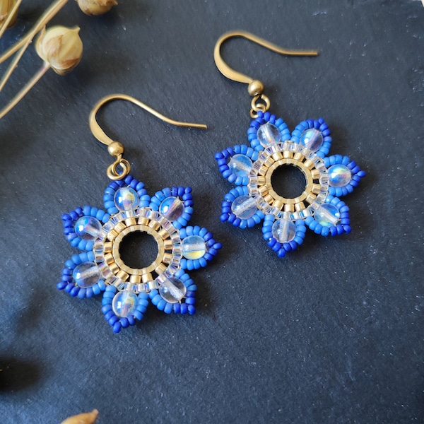 Kleine handgemachte Ohrringe "Girasol" in dunkelblauen floralem Design mit schillernden tschechischen Glasperlen,Blumen Ohrringe mit Messing