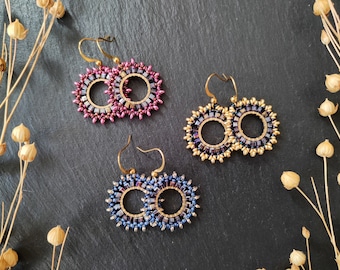 Small handmade earrings "Simin" with purple galvanized glass cube beads, circular earrings with brass details and Miyuki glass beads