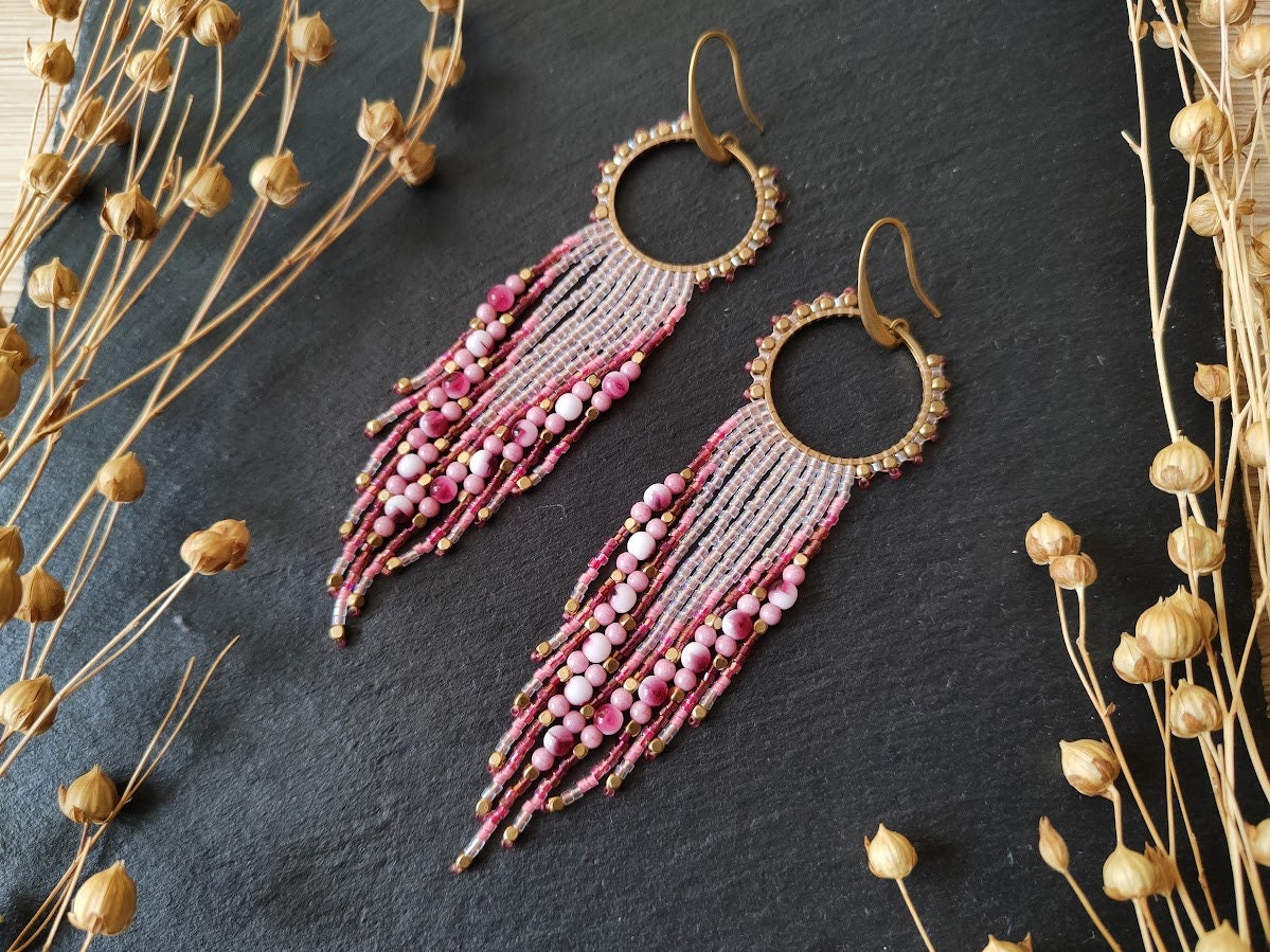 Playful fringe earrings "Innana" with brass cubes and Czech glass beads, handmade earrings with Miyuki Delica beads in white & pink