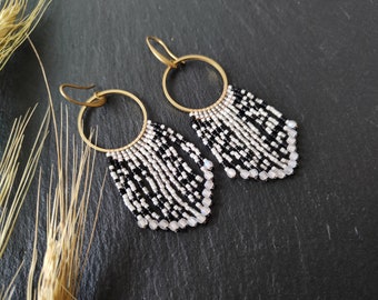 Boucles d'oreilles à franges faites à la main "Elowen" avec motif blanc et noir, boucles d'oreilles tissées avec et perles de verre tchèques