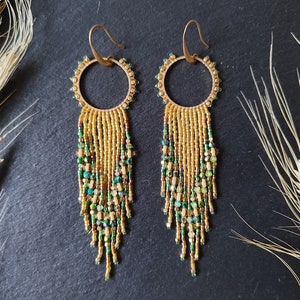 Playful fringe earrings "Innana" with brass cubes and Czech glass beads, handmade earrings with Miyuki Delica beads in orange & green
