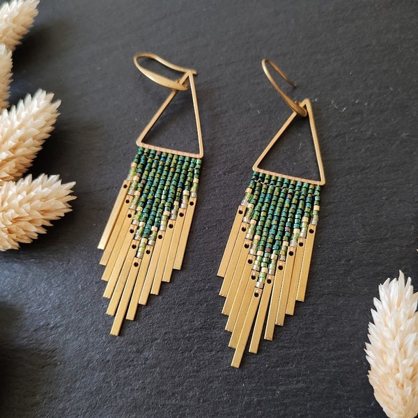 Pendientes hechos a mano "Tuulikki" con cuentas Miyuki Delica y varillas de latón tintineantes, pendientes de campana de viento tintineantes en verde