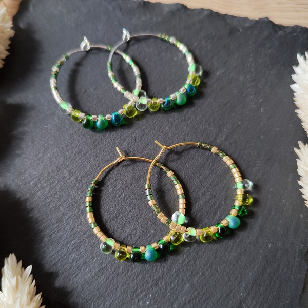 Zierliche handgemachte Creolen "Amaya" mit grünen Glastropfen, gold- und silberfarbene kleine Hoops mit Miyuki Samenperlen, leichter Schmuck