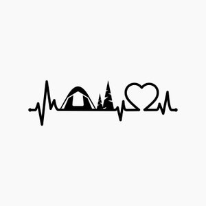 Könnte beinhalten: Schwarz-weiß-Illustration eines Herzschlags mit einem Zelt, Kiefern und einem Herzen in der Mitte. Die Grafik steht für die Liebe zum Campen.