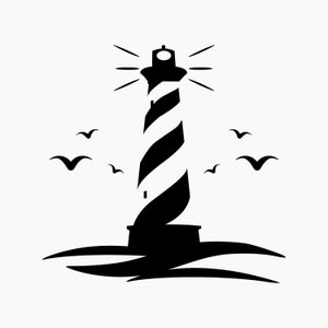 Könnte beinhalten: Schwarz-weiße Silhouette eines Leuchtturms mit einem Spiralmuster auf dem Turm. Der Leuchtturm ist von Wellen umgeben und Vögel fliegen am Himmel.