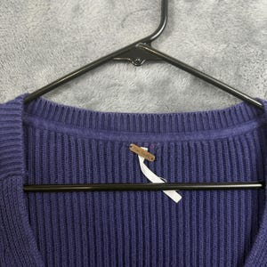 Suéter feminino Free People com decote em V, tamanho PP, azul marinho, malha canelada, manga longa. imagem 2
