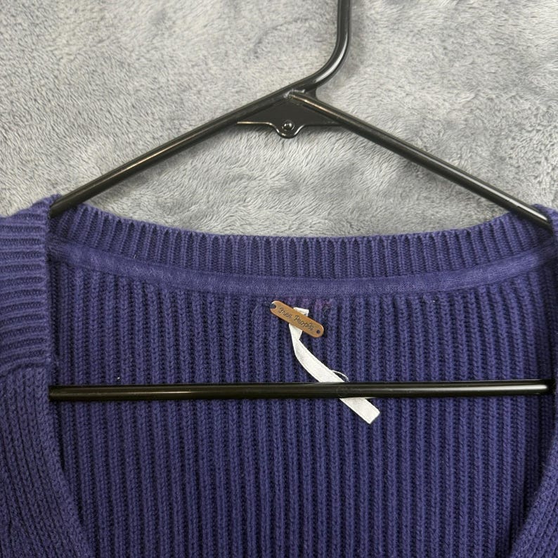 Suéter feminino Free People com decote em V, tamanho PP, azul marinho, malha canelada, manga longa. imagem 2