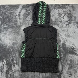 Colete acolchoado feminino Free People, tamanho G, preto, malha média, capuz, estampa boho jacquard. imagem 7