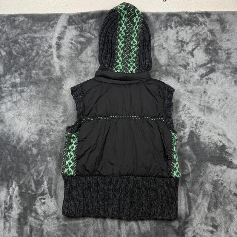 Colete acolchoado feminino Free People, tamanho G, preto, malha média, capuz, estampa boho jacquard. imagem 7
