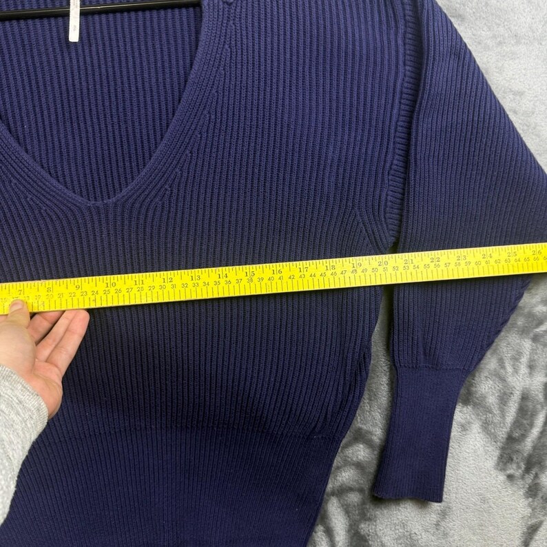 Suéter feminino Free People com decote em V, tamanho PP, azul marinho, malha canelada, manga longa. imagem 6