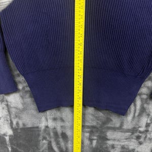 Suéter feminino Free People com decote em V, tamanho PP, azul marinho, malha canelada, manga longa. imagem 5