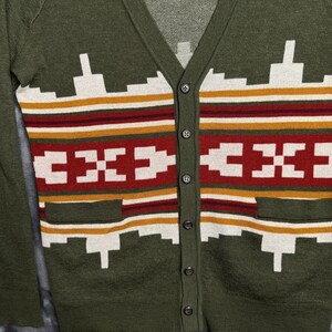 Cardigã feminino Pendleton verde com estampa azteca em lã merino e decote em V, tamanho pequeno, estilo western. imagem 2