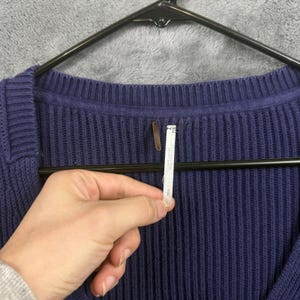 Suéter feminino Free People com decote em V, tamanho PP, azul marinho, malha canelada, manga longa. imagem 3