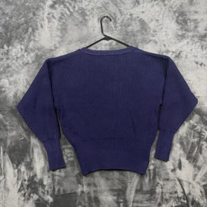 Suéter feminino Free People com decote em V, tamanho PP, azul marinho, malha canelada, manga longa. imagem 8