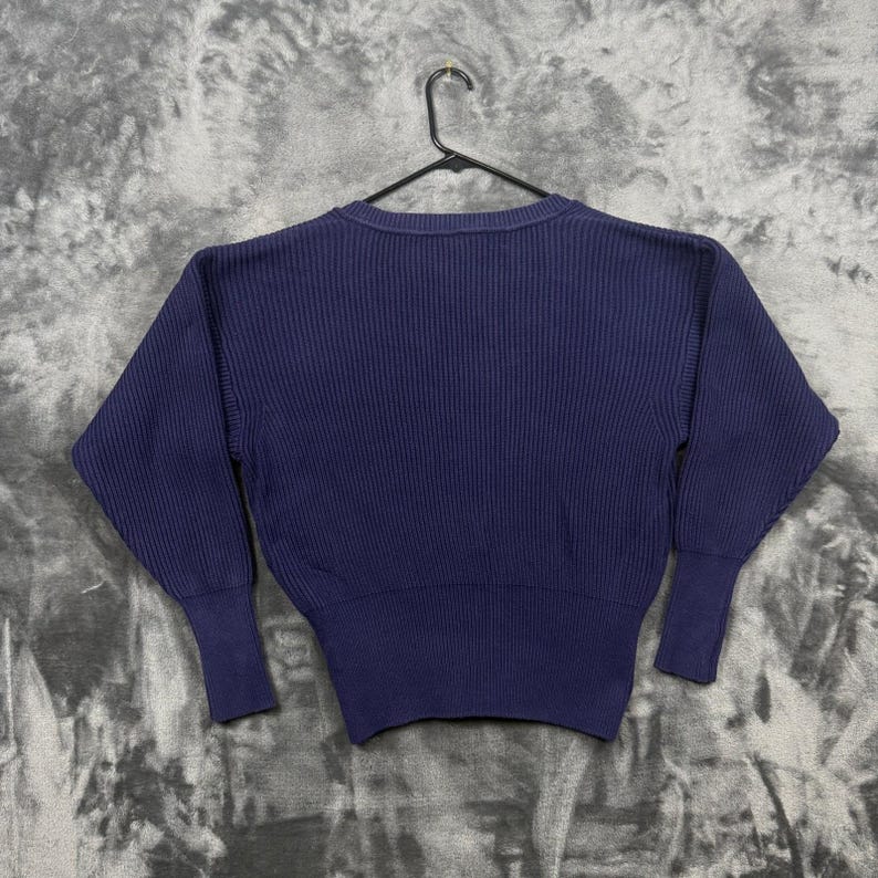 Suéter feminino Free People com decote em V, tamanho PP, azul marinho, malha canelada, manga longa. imagem 8