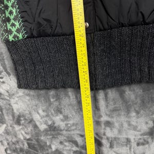 Colete acolchoado feminino Free People, tamanho G, preto, malha média, capuz, estampa boho jacquard. imagem 2