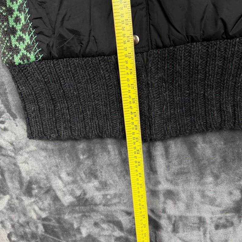 Colete acolchoado feminino Free People, tamanho G, preto, malha média, capuz, estampa boho jacquard. imagem 2