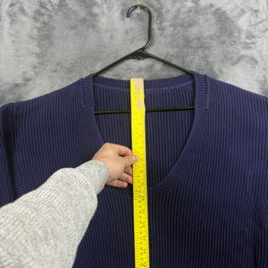 Suéter feminino Free People com decote em V, tamanho PP, azul marinho, malha canelada, manga longa. imagem 4
