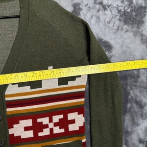 Cardigã feminino Pendleton verde com estampa azteca em lã merino e decote em V, tamanho pequeno, estilo western. imagem 7
