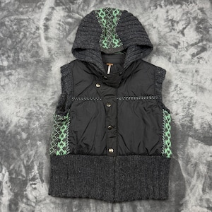 Colete acolchoado feminino Free People, tamanho G, preto, malha média, capuz, estampa boho jacquard. imagem 1