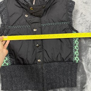 Colete acolchoado feminino Free People, tamanho G, preto, malha média, capuz, estampa boho jacquard. imagem 3